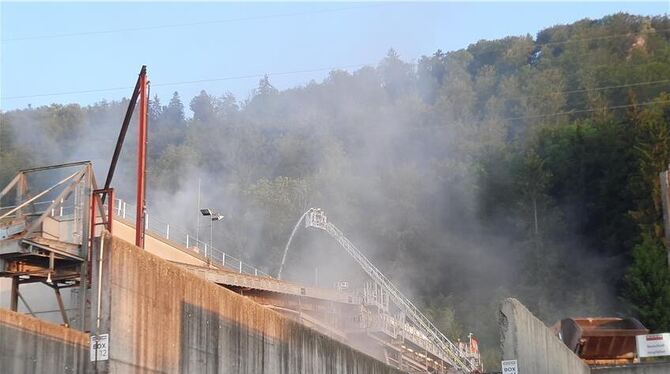 Rauchsäule weithin sichtbar: Brand in Entsorgungsbetrieb in Albstadt -  Blaulicht-News - Reutlinger General-Anzeiger 