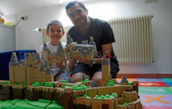 David Tahir mit seinem Sohn Henry und der Burg Hohenzollern.  FOTO: HAILE