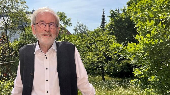 Auf seinen Naturgarten ist Rudolf Heß, der heute 75 Jahre alt wird, stolz.  FOTO: SAUTTER