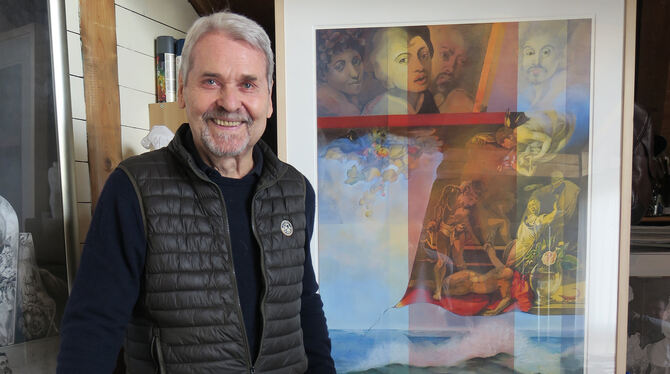 Der Künstler Hans-Joachim Madaus in seinem Atelier in seinem Haus in Walddorfhäslach mit eigenen Arbeiten und einem Ausstellungs