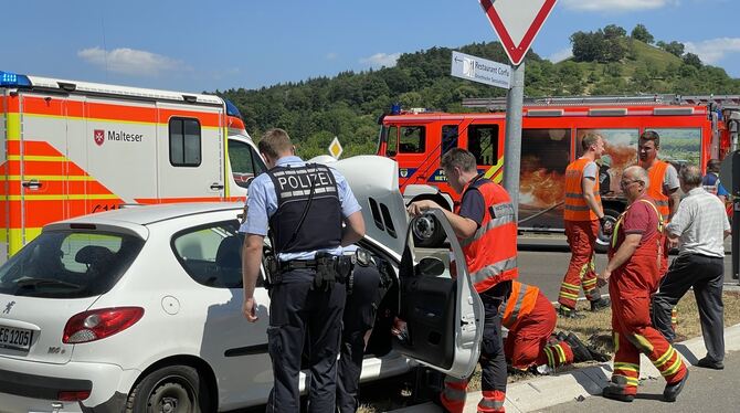 Ein Auto ist bei einem Unfall im Metzinger Neugreuth am Sonntagmittag beschädigt worden.  FOTO: PRIVAT