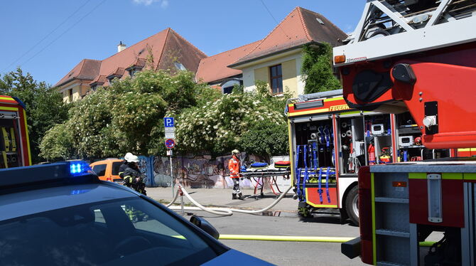 Feuerwehr, Polizei und Rettungskräfte rückten zu einem Feuer in der Tübinger Schellingstraße aus.