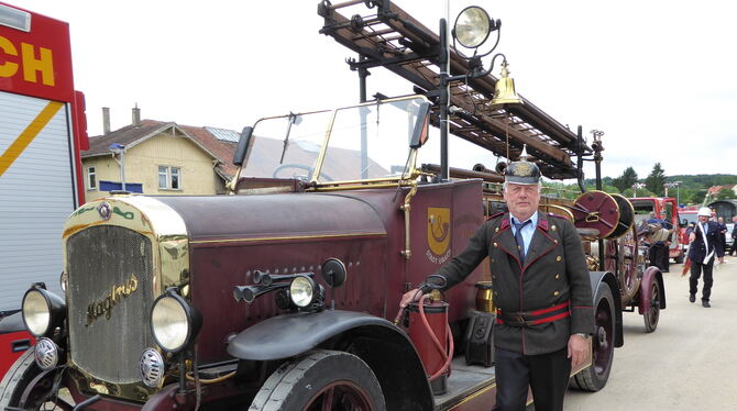 Winfried Schöllhammer mit dem historischen Fahrzeug aus dem Jahr 1923. Er gehört seit 1974 zur Oldtimer-Gruppe und leitet sie se