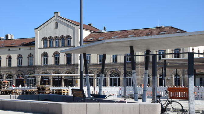 Der neue Busbahnhof gibt den Blick frei auf das alte Tübinger Bahnhofsgebäude.