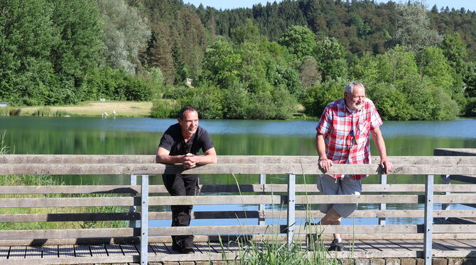 Zwei Angelfreunde am Mägerkinger See: Rolf Werner und Karl-Heinz Storz.  FOTO: BIMEK