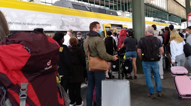 Dicht an dicht: Fahrgäste ballen sich im Stuttgarter Hauptbahnhof an einem Metropol-Express, der auf der Neckar-Alb-Bahn nach Tü