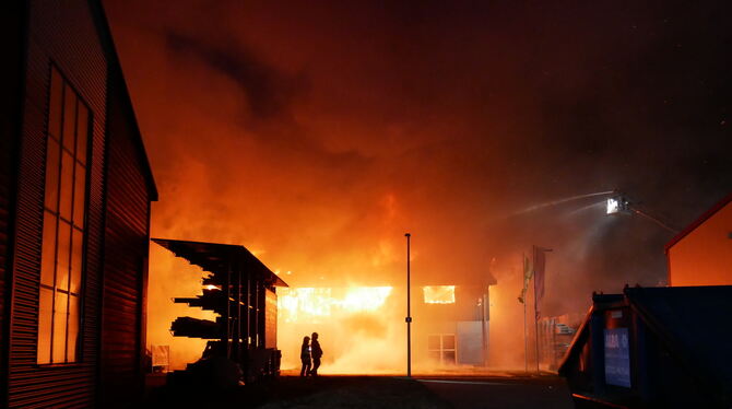 Beim Großbrand bei der Firma Schöllhammer in Wittlingen vom 8. auf den 9. März 2021 zeigte die Uracher Feuerwehr ihr ganzes Könn