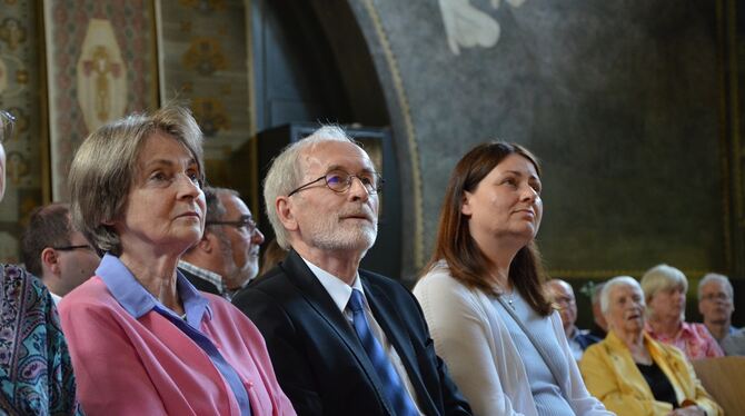 Rudolf Heß mit seiner Frau Marianne Heß (links) und Sandra Wörner verfolgen die Rede von Bürgermeister Stefan Wörner.   FOTO: ST