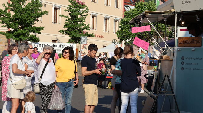 Schönes, Schmackhaftes, Musik und bestes Wetter war bei der langen Einkaufsnacht in Eningen geboten. FOTOS: BIMEK