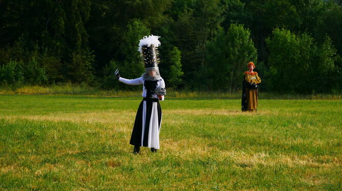 Skurrilen Gestalten begegnen die Theaterwanderer bei Salmendingen in »Auf offener Lichtung«.  FOTO: MORAWITZKY