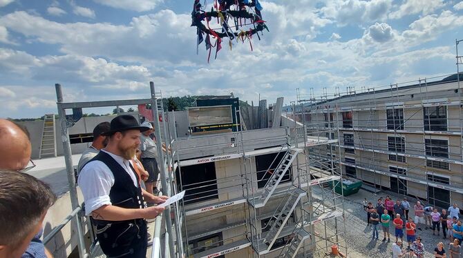 Der Rohbau ist fertig: Zeit für das Richtfest im Quartier der Generationen in Willmandingen mit Pflegeheim und seniorengerechten