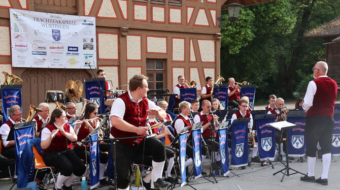 Auch die Löffelpolka stand beim Sommer-Open-Air der Trachtenkapelle Würtingen auf dem Programm.  FOTO: BIMEK