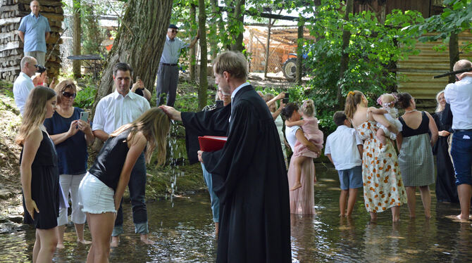 In Eningen wurde schon vor drei Jahren im Arbach getauft, andere Gemeinden ziehen jetzt überall nach.   FOTO: KIRCHE