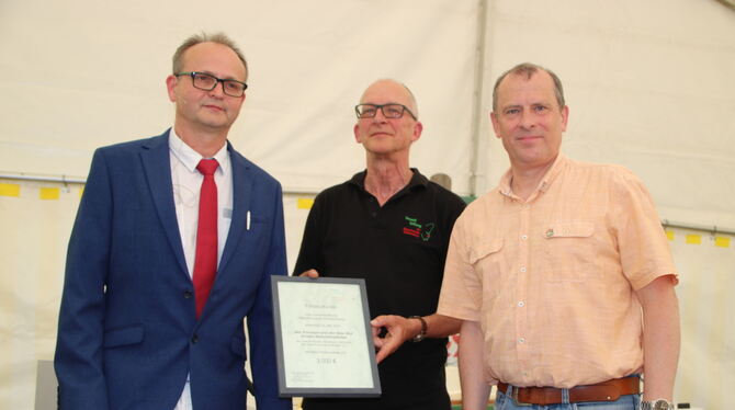 Gute Worte und auch finanzielle Unterstützung für die Naturfreunde gab's vom Landesvorsitzenden Andreas Linsmeier (rechts) und J