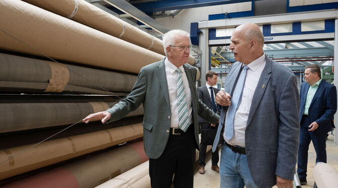 Ministerpräsident Winfried Kretschmann (links) besichtigte die Siebfabrik in Öschingen. Deren Geschäftsführer Christoph Leppla e