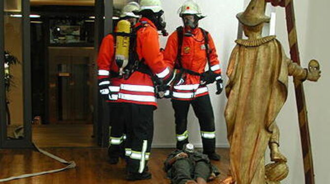 Ungewöhnliche Besucher im Uracher Schloss: Feuerwehrübung mit Atemschutzgeräten im Obergeschoss zwischen barocken Prunkschlitten.
GEA-FOTO: SCHÜRER