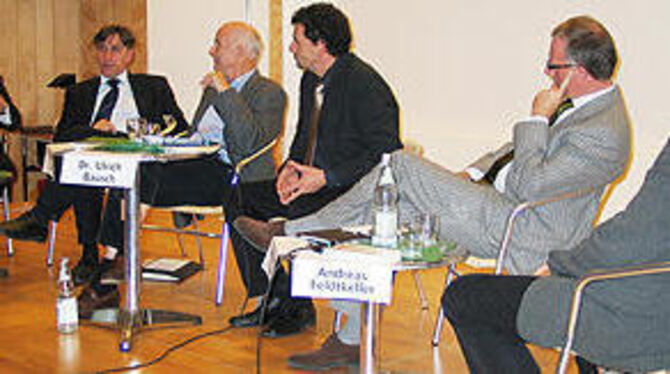 Diskutanten beim Podium in der Volkshochschule (von links): Willi Schöller, Karl-Heinz Walter, Dr. Heiner Grub, Dr. Ulrich Bausch, Wolfgang Riehle und Andreas Feldtkeller.
FOTO: STRÖHLE