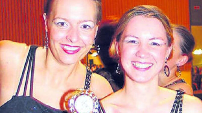 Christine Abele (links) und Ulrike Schmid, zwei charmante Mitglieder der Ersten Pfullinger Standard-Formation, freuen sich über den gewonnenen Pokal.
FOTO: PR