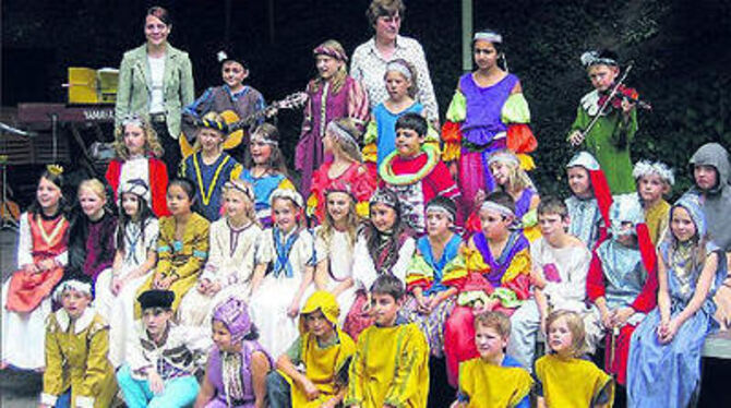 Farbenfroh und schrill: Der Chor der Pfullinger Schloss-Schule bei seinem Auftritt in Tripsdrill.
FOTO: PR