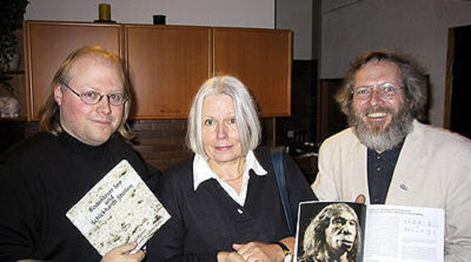 Die Buchautoren Dr Wilfried Rosendahl und Dorothee Sahm Stotz zusammen mit dem Vorsitzenden der Arbeitsgemeinschaft Höhle und Karst Christoph Gruner (von links).
FOTO: RA