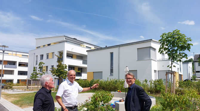 Mittendrin im neuen Viertel, das nun vollständig bewohnt ist (von links): Bürgermeister Joseph Reichert, Thomas Müller, Geschäft