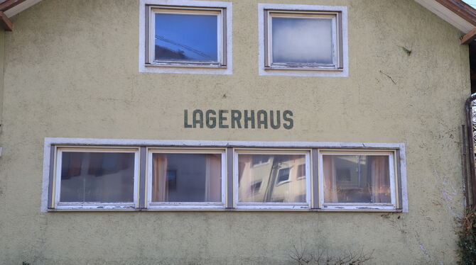 Das Lagerhaus, das derzeit noch von Vereinen genutzt wird, soll Platz für einen Neubau machen.  FOTO: REISNER