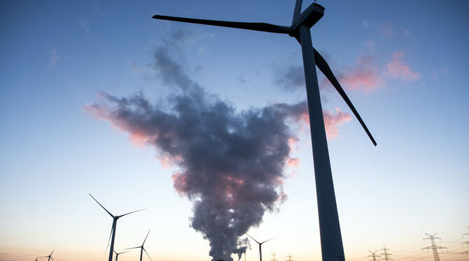 Zu viele Treibhausgase sind schlecht. Windräder stehen vor dem Braunkohlekraftwerk.  FOTO: GAMBARINI/DPA