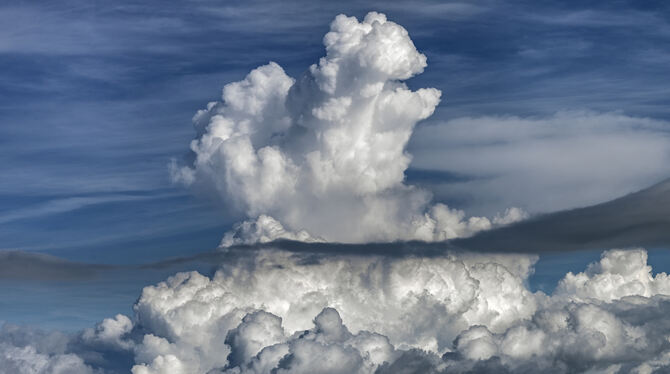 Aufgetürmt: Gewitterwolke in den Dolomiten. FOTOS: BERNHARD EDMAIER