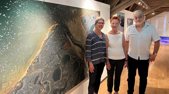 Museumsleiterin Dr. Barbara Karwatzki (Mitte) begrüßt die Ausstellungsmacher Bernhard Edmaier und Dr. Angelika Jung-Hüttl.