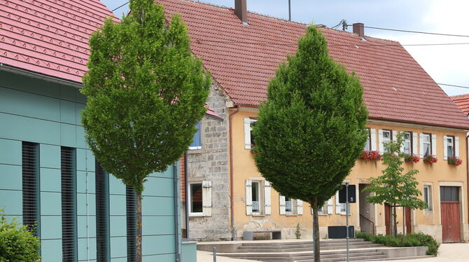 Das alte Rathaus (rechts) prägt das Ortsbild. Gleich daneben steht das Bürgerhaus.  FOTO: REISNER