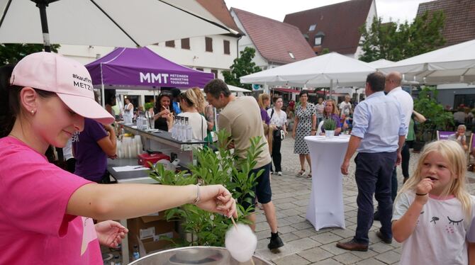 Zuckerwatte für die Kleinen, beschwingende Schlückchen für die Größeren: bei der ersten After-Work-Aktion auf dem Metzinger Mark