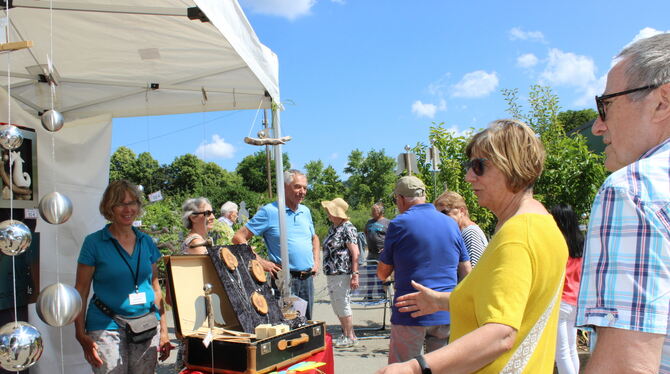 Apartes aus allen möglichen Materialien wurde beim Eninger Kreativmarkt angeboten. Gern gekauft wurden die Herzkissen.  FOTO: BÖ