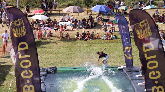 Spektakuläre Läufe gab es beim Waterslide-Contest. Ski und Snowboards wurden zuvor mit Schmierseife präpariert.  FOTOS: BLOCHING