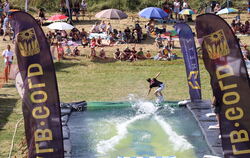 Spektakuläre Läufe gab es beim Waterslide-Contest. Ski und Snowboards wurden zuvor mit Schmierseife präpariert.  FOTOS: BLOCHING