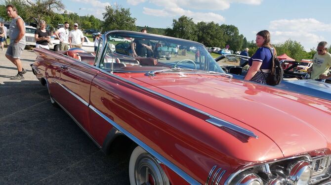 Blitzende US-Straßenkreuzer standen am Wochenende beim US-Car-und Harley-Treffen auf dem Bongertwasen.  FOTO: LEISTER