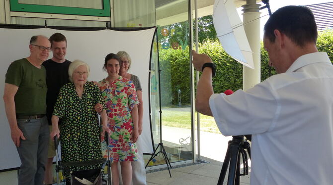 Adrian Leitenberger macht an der Fotostation ein Erinnerungsfoto von Familie Burkart.  FOTO: WEBER