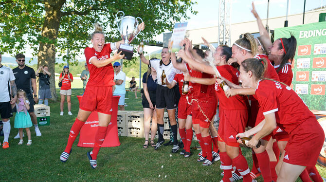 Riesenjubel bei den Frauen des SV Eutingen.  FOTOS: BAUMEISTER/WFV