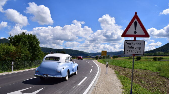 Von Neuhausen kommend, erreichen die Autofahrer eine Kuppe im Bereich der Einmündung, die dadurch vergleichsweise spät einsehbar