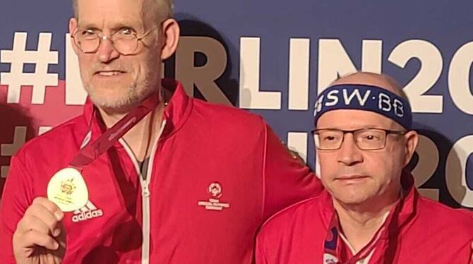 Präsentieren ihre Medaille: Detlef Steitzer (links) und Hartmut Freund.  FOTO: VEREIN