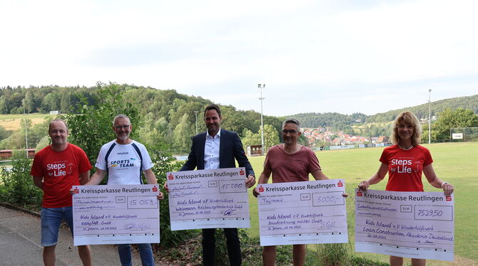 Habhafte Schecks für einen guten Zweck (von links): Jochen Reichenecker (Steps for Life), Andreas Nau (Easy Soft Metzingen), Aar