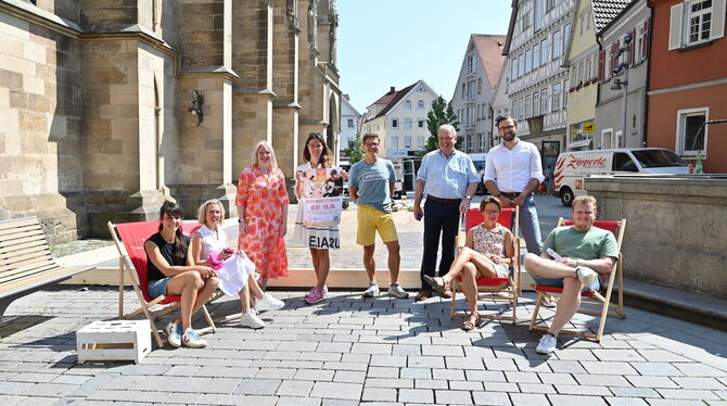 Stadtmarketing und lokale Gastronomen ziehen beim ersten Reutlinger Citybeach an einem Strang. Liegestühle und ein großer Sandka