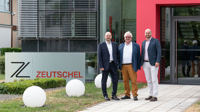 Die neuen geschäftsführenden Gesellschafter der Zeutschel GmbH, Markus Wagner (links) und Christian Hohendorf (rechts), mit dem