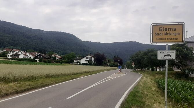 Stehen am Glemser Ortseingang aus Richtung Neuhausen gleich zwei gelbe Tafeln an der L 380a (linkes Bild), ist es aus Richtung E