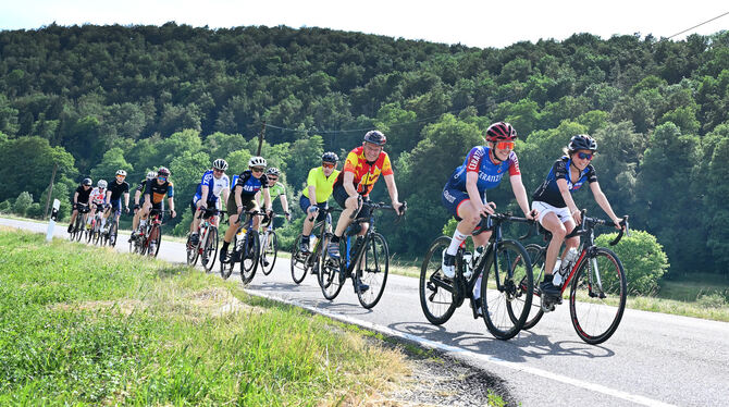 Fahren im Einklang und Strahlen um die Wette: Trainingsfahrt für GEA-Leserinnen und -Leser mit Olympiasiegerin Franzi Brauße (2.