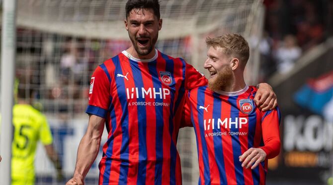 Tim Kleindienst (l) und Jan-Niklas Beste vom 1. FC Heidenheim