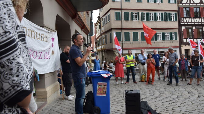 Protest vor dem Rathaus mit DGB-Sprecher Ralf Jaster auf einer Protestkundgebung vor der Sitzung.