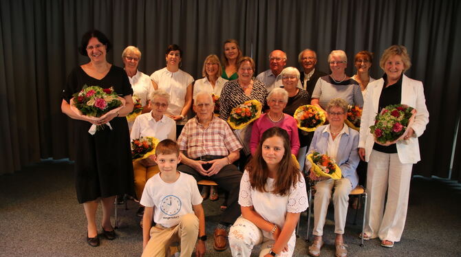 Verdiente Mitglieder des Gesangvereins, die Dirigentinnen und Vorstandsmitglieder vereint bei der Ehrungs-matinee.  FOTO: OECHSN