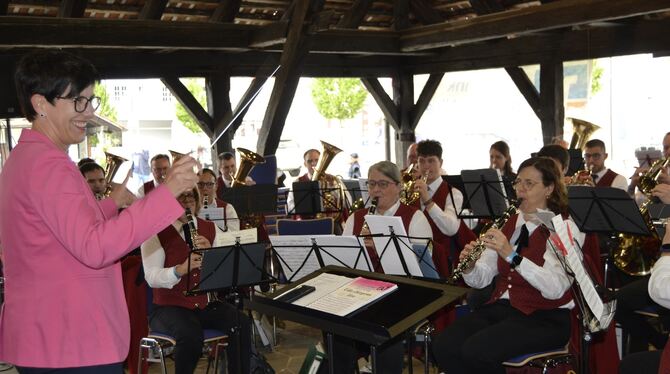 Neue Rolle: Metzingens Oberbürgermeisterin Carmen Haberstroh dirigiert in der Marktkelter die heimische Stadtkapelle.  FOTO: RUO