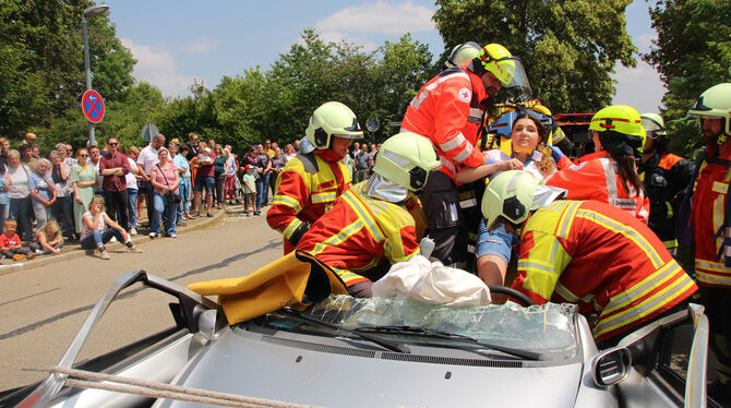 Auf großes Interesse stieß auch die große Schauübung mit Helfern des DRK und der Feuerwehr, bei der es galt, Personen aus einem