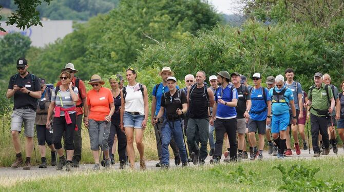 110 Wanderer machten sich auf den Weg zur  24-Stunden-Wanderung über die Alb, die der Rotary Club (RC) Münsingen organisiert hat